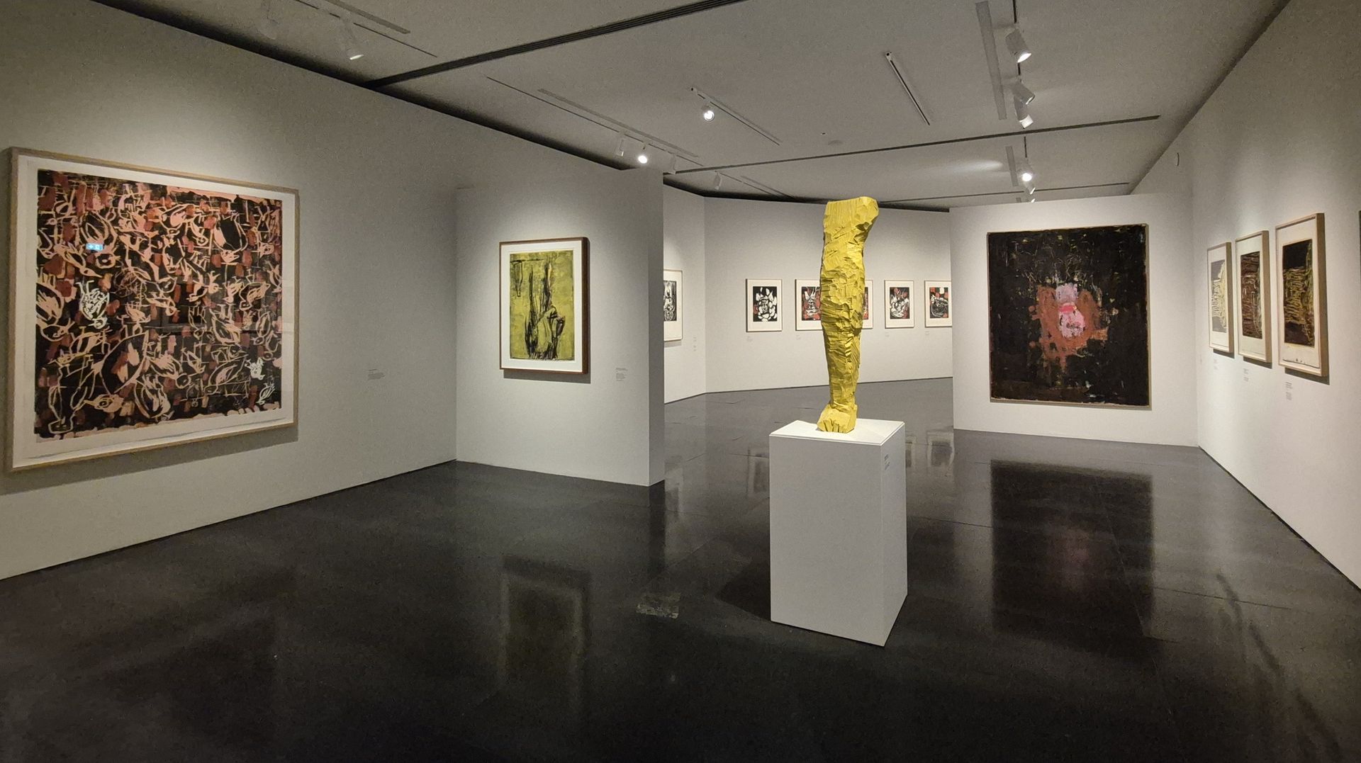 sala museo novecento Firenze con quadri e sculture