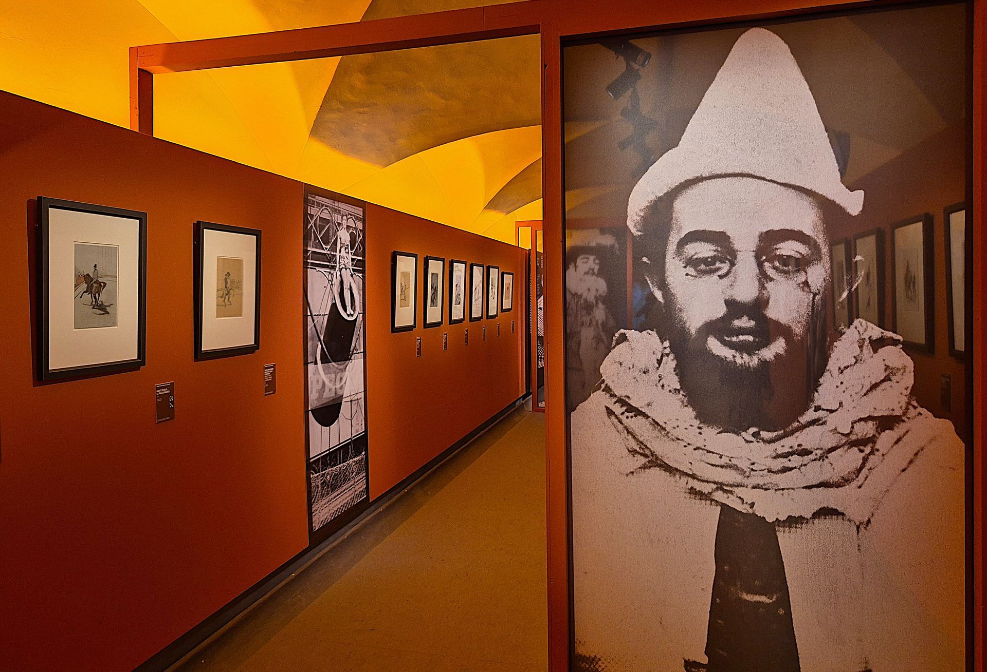 ritratto toulouse-lautrec pagliaccio quadri mostra pareti arancioni