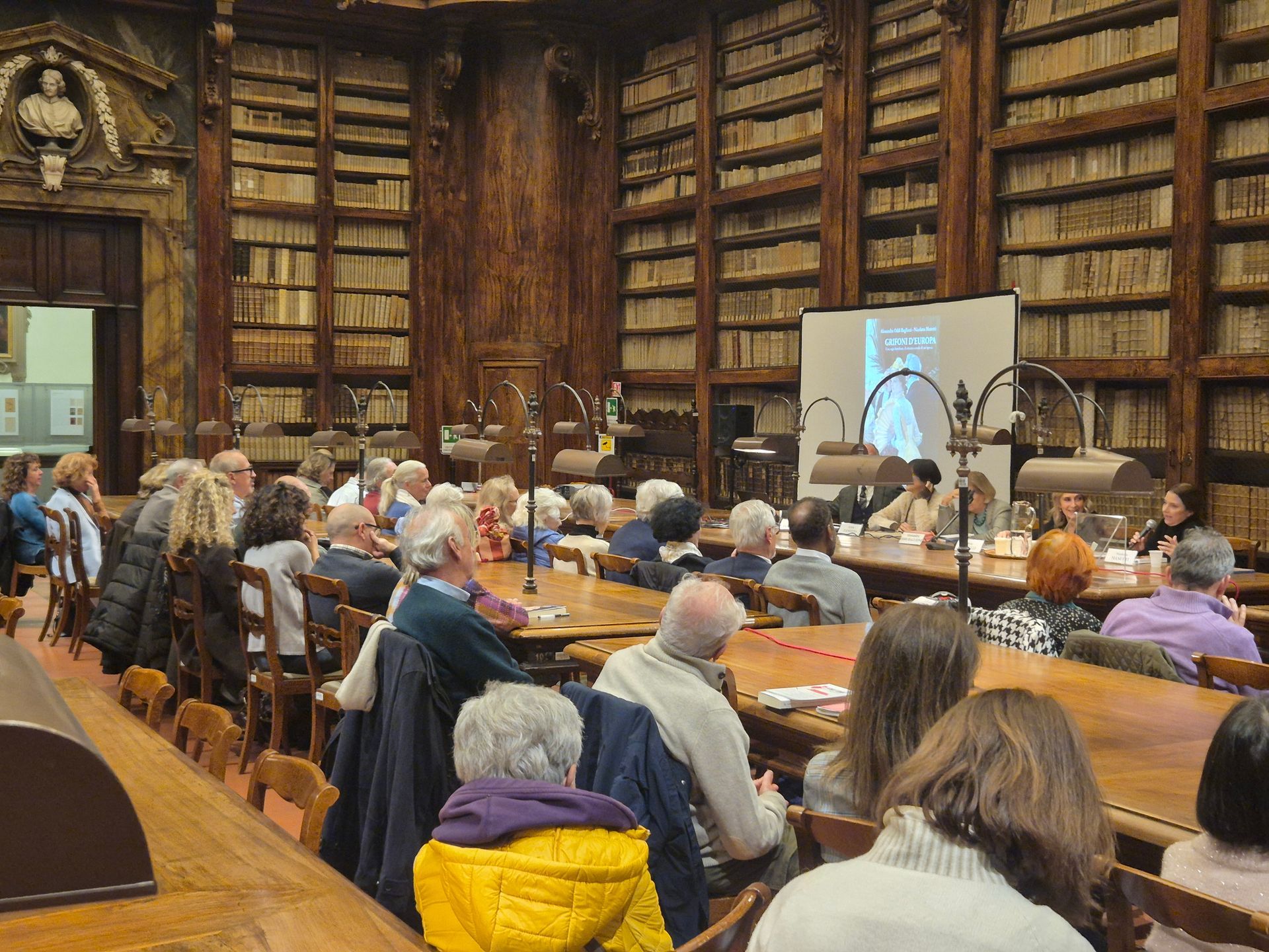 biblioteca marucelliana interno scaffali legno libri tavoli spettatori 