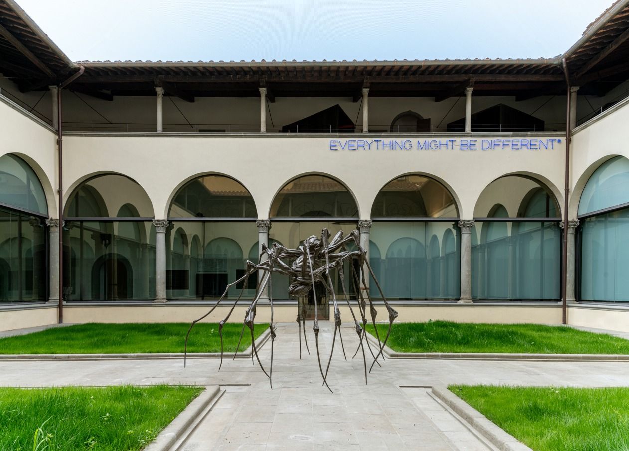 una delle opere di Louise Bourgeois esposta all’interno del chiostro del Museo Novecento di Firenze