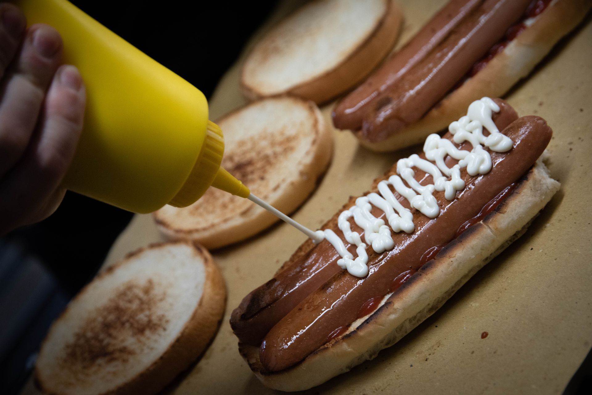 Panino con hamburger e insalata