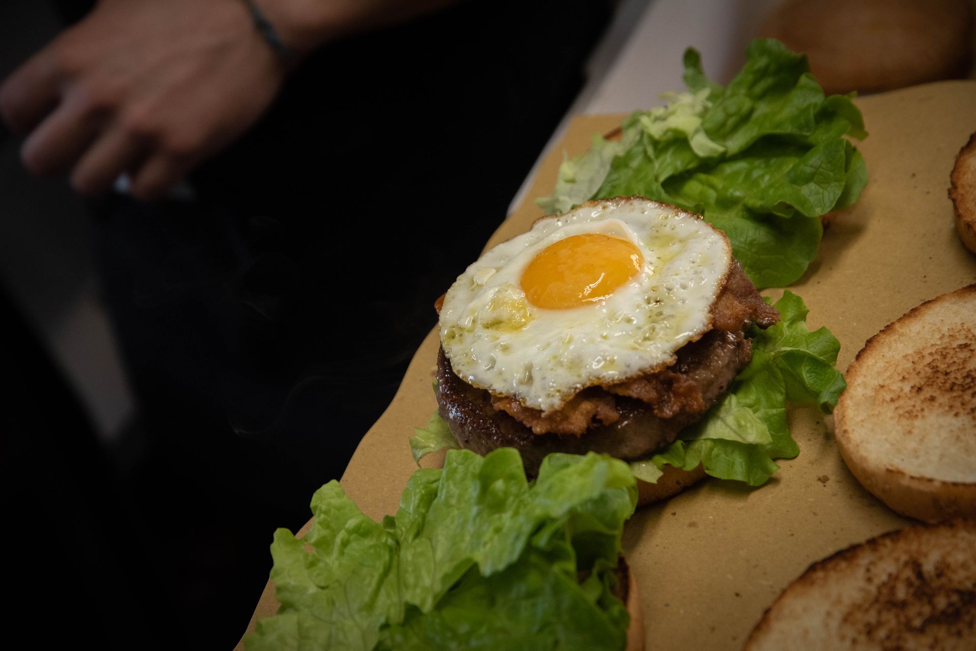 panino con hamburger e cipolla