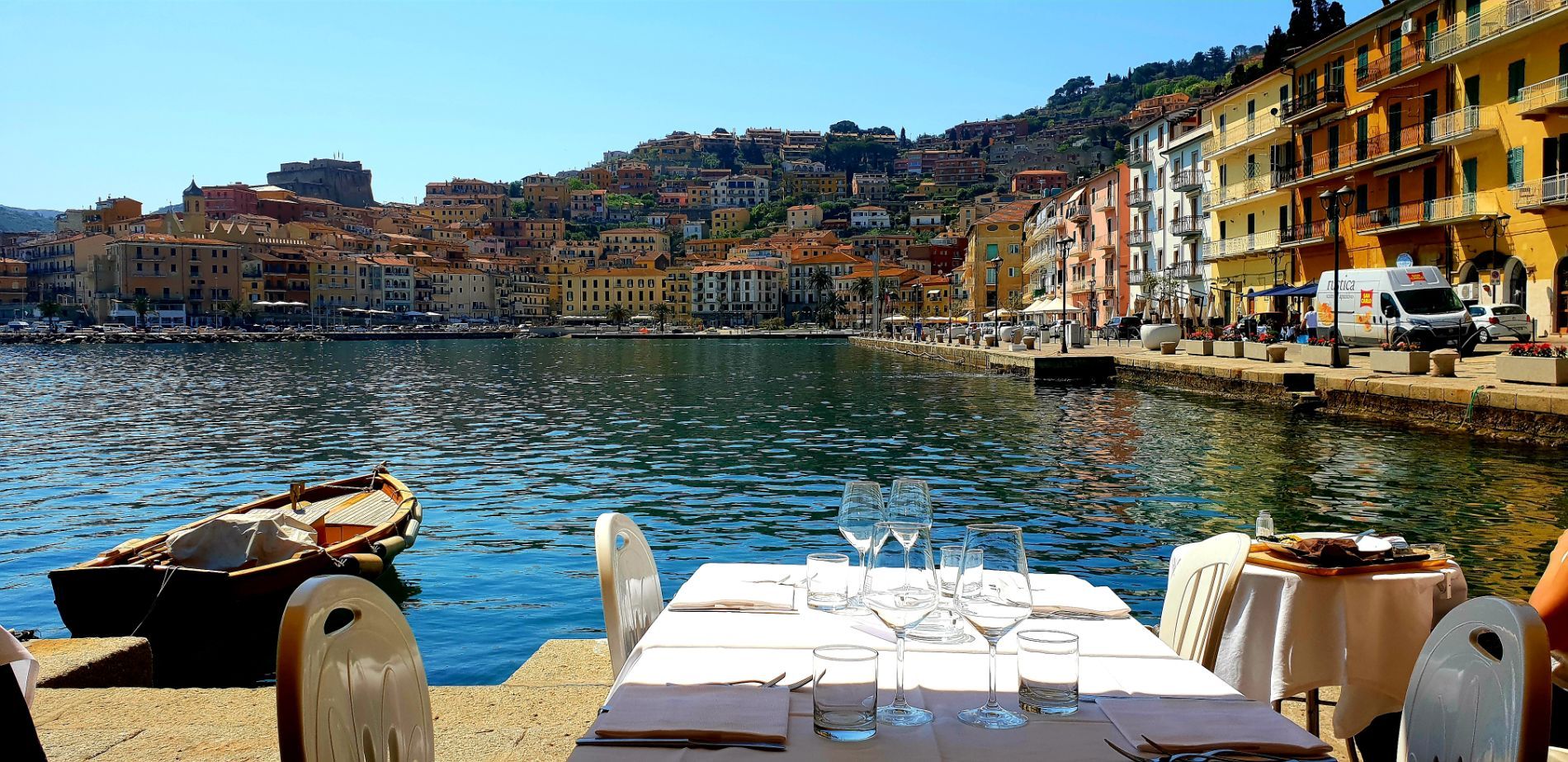 Ristorante con tavoli esterni fronte mare