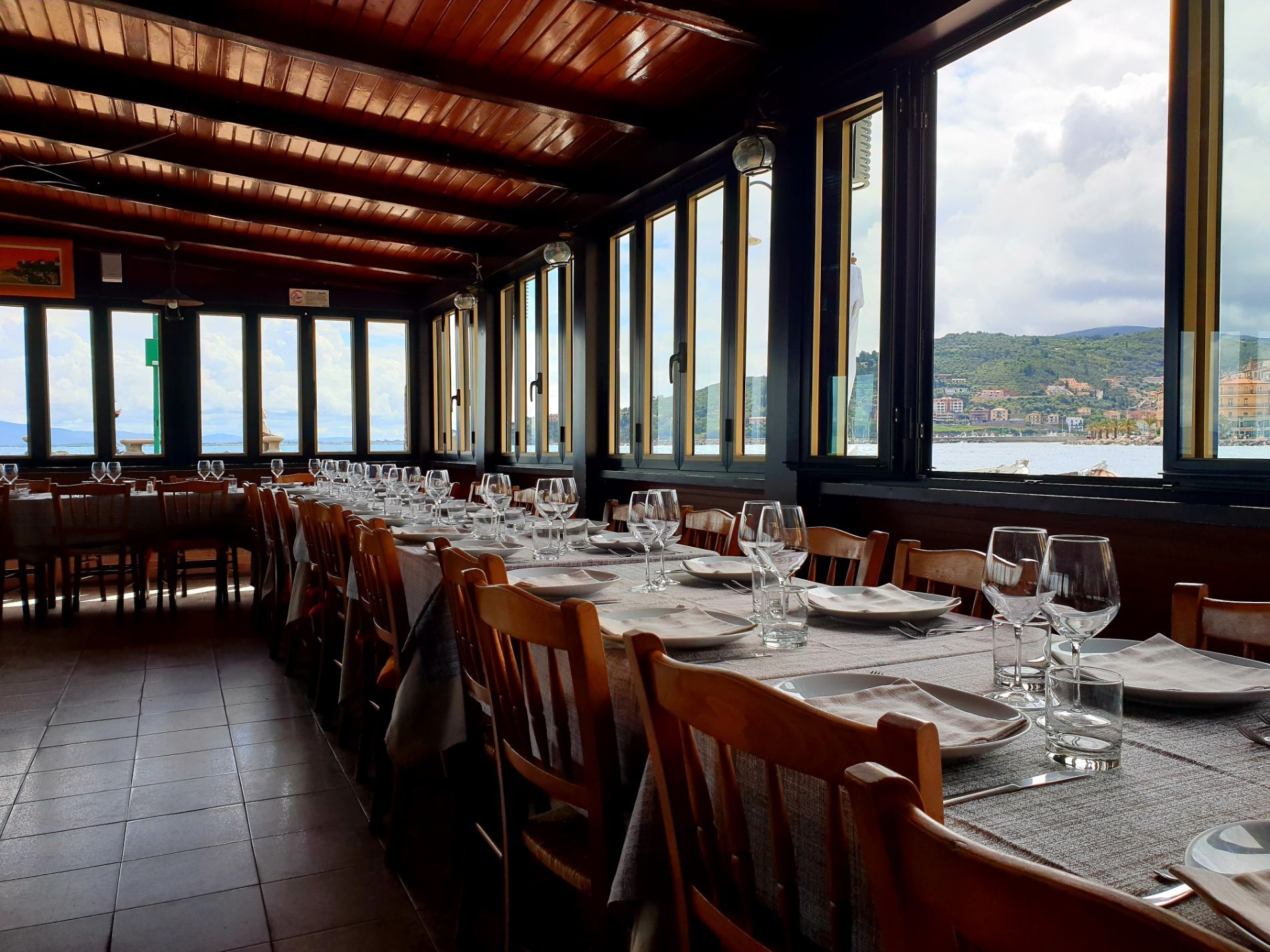 Ristorante sul mare con ampia sala panoramica