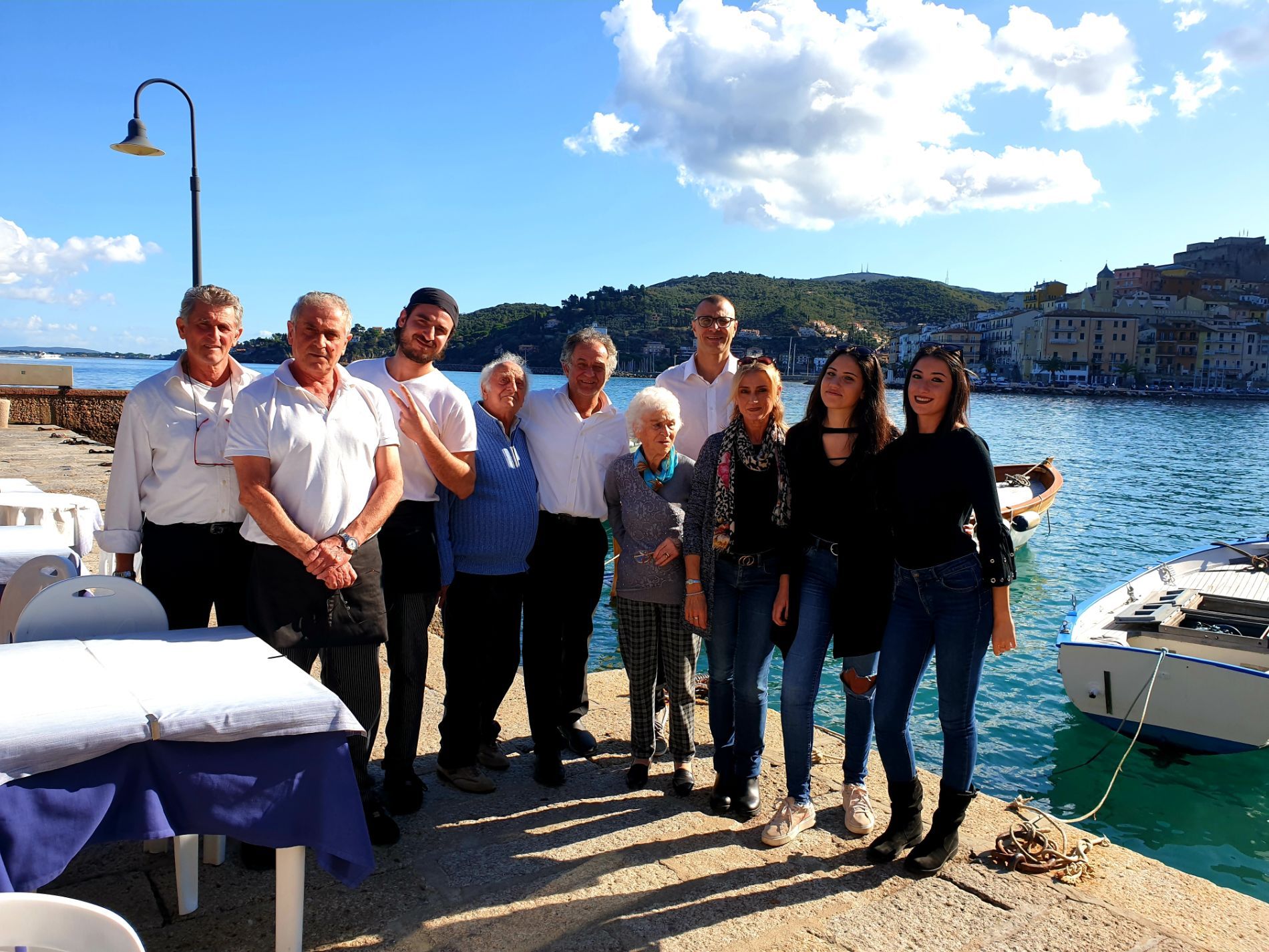 Lo staff del ristorante in riva al mare