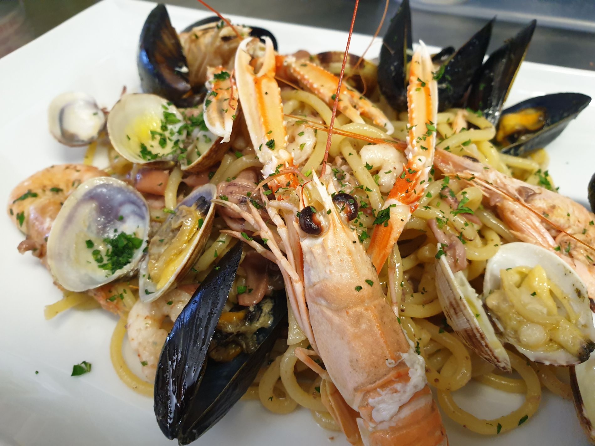 Spaghetti con gamberi, cozze e vongole