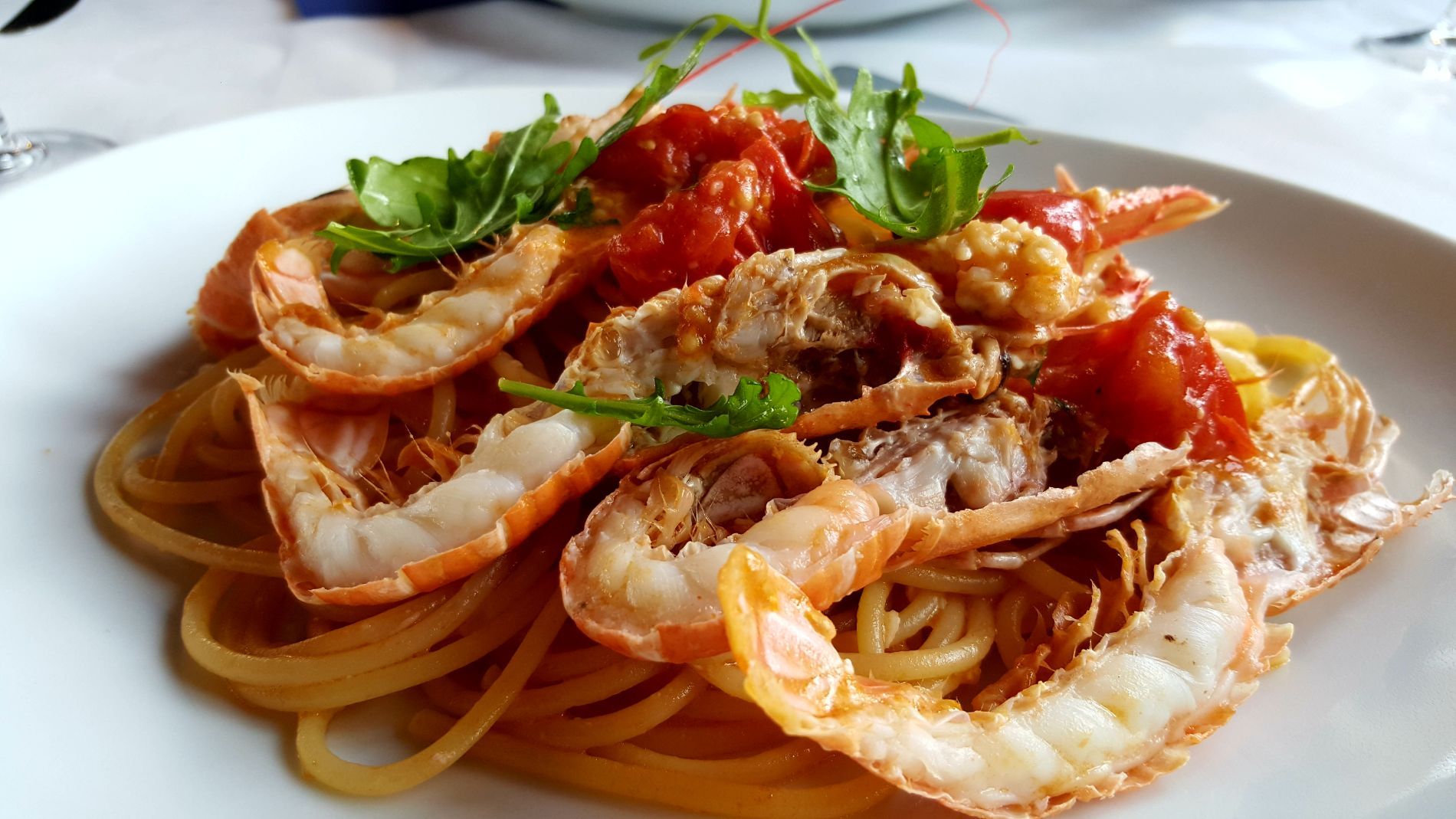 Spaghetti con scampi e pomodorini freschi
