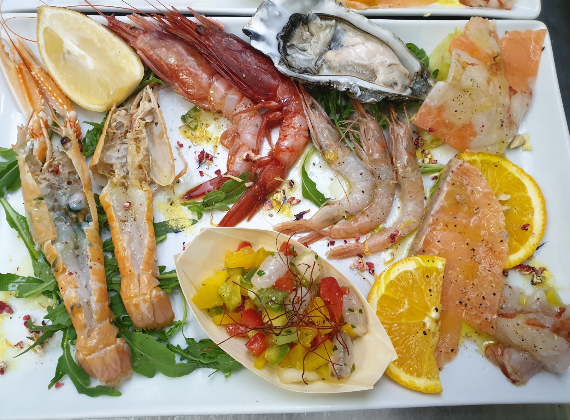 Antipasto misto con frutti di mare freschi