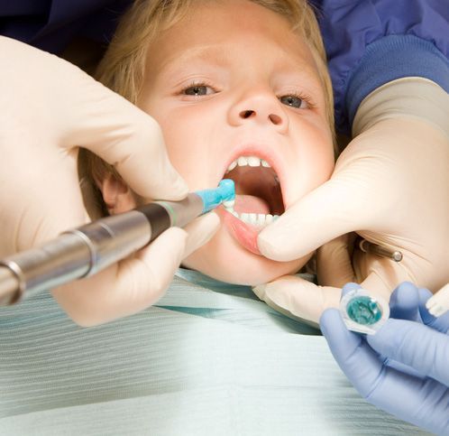 Jaunam berniukui dantis apžiūri odontologas