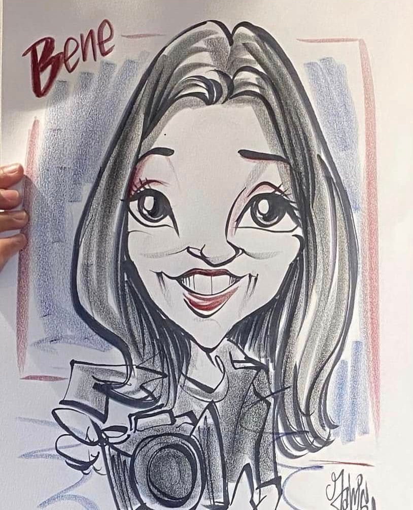 Caricature portrait of a smiling person holding a camera, with “Bene” written in the corner.