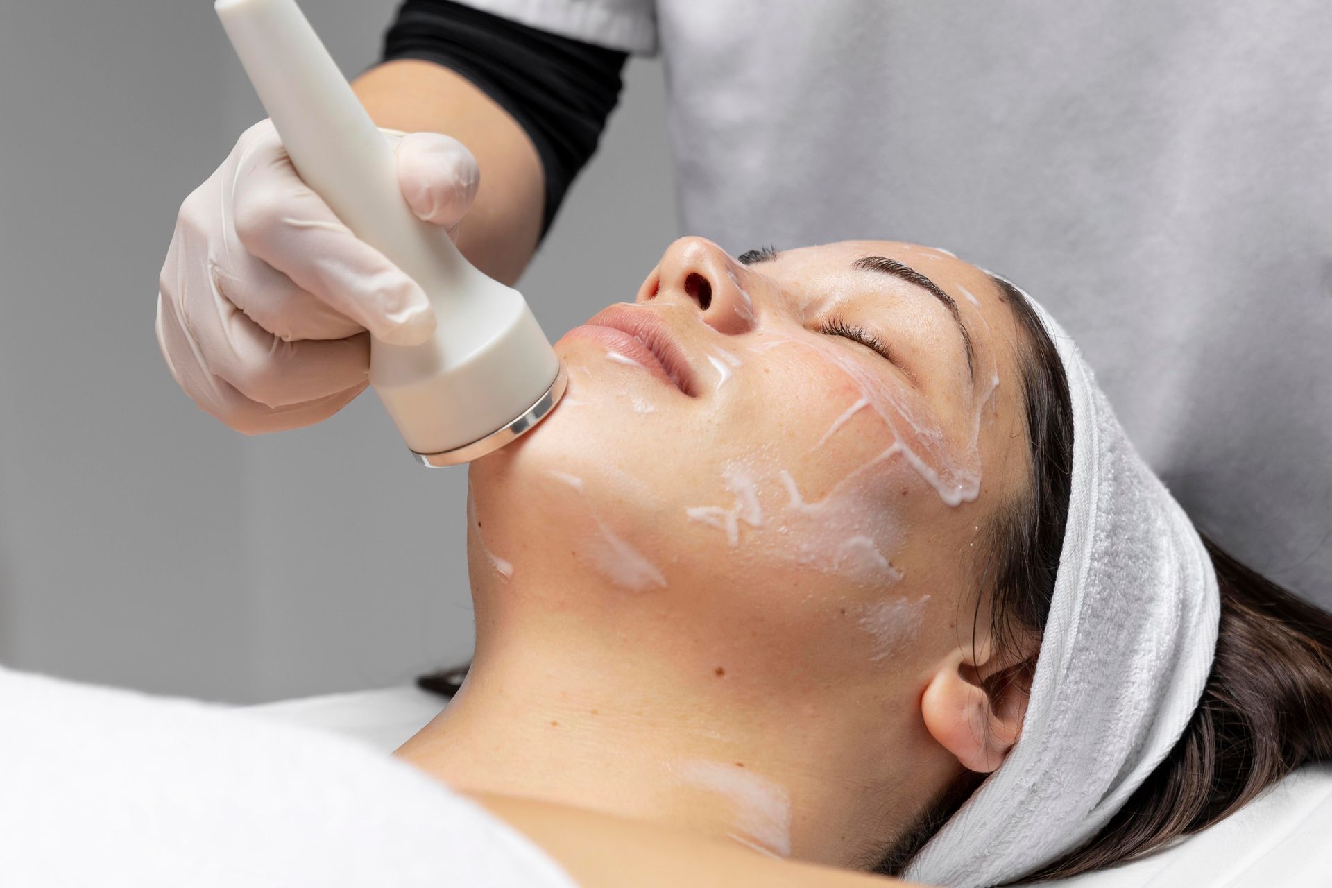 A woman is getting a facial treatment at a beauty salon.