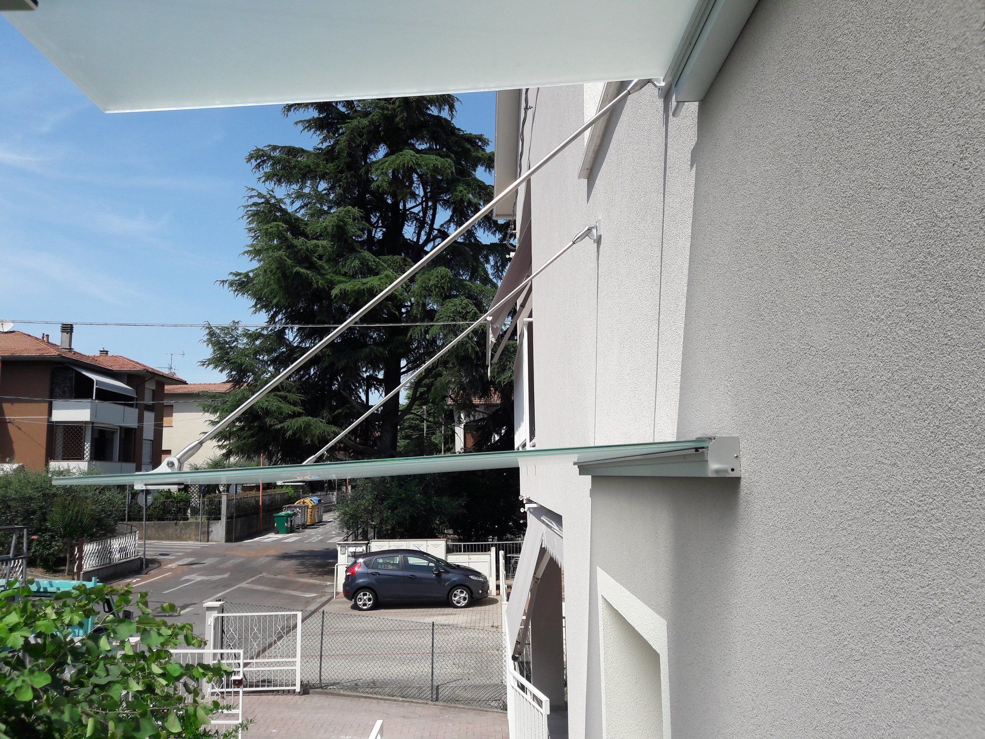 particolare ravvicinato di doppie pensiline su ingresso e finestra