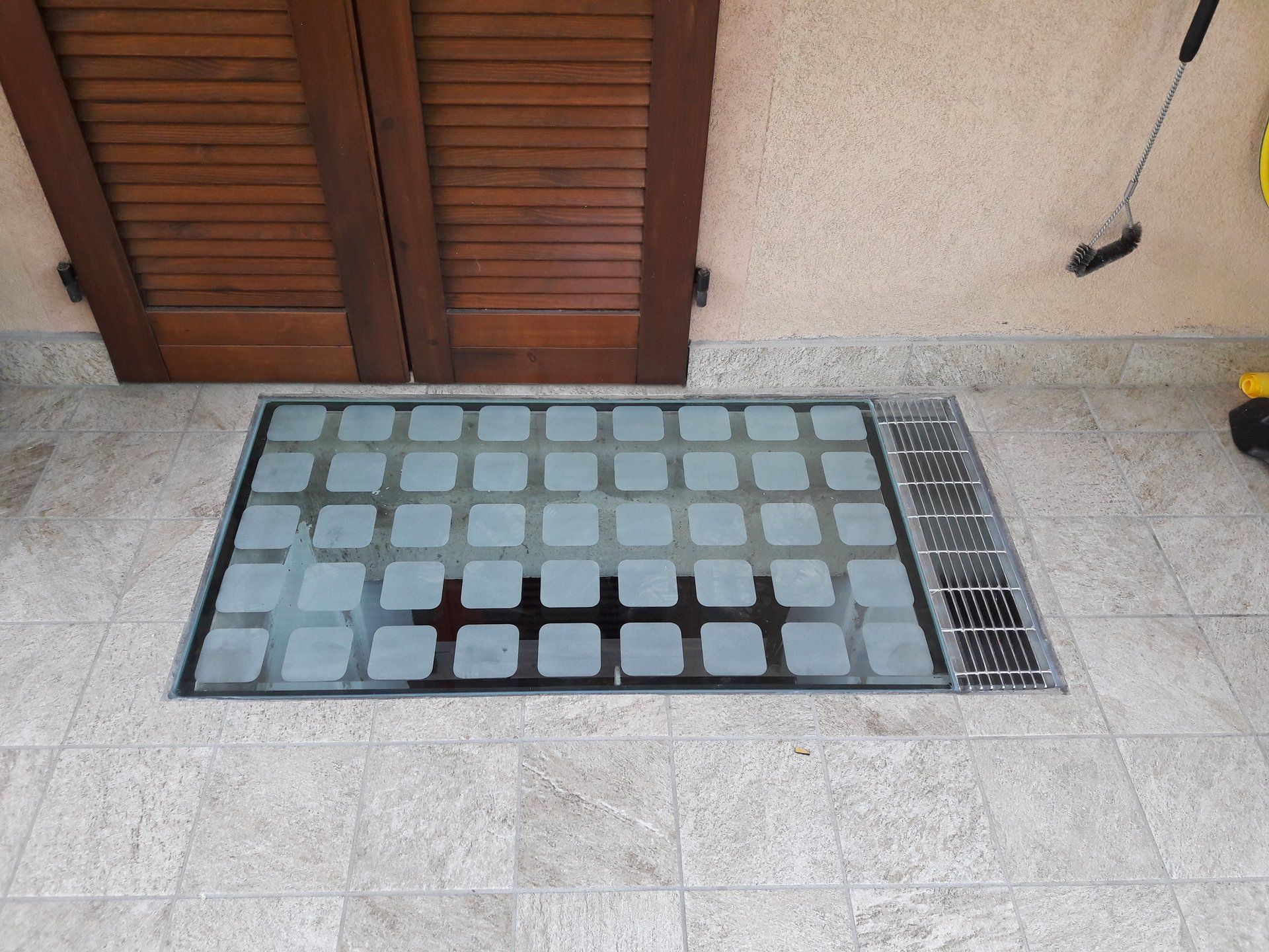 grata con inserti in vetro