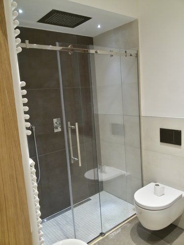 bagno con water e box doccia in vetro