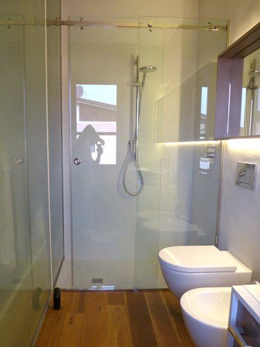 vista frontale di un bagno con sanitari sulla destra