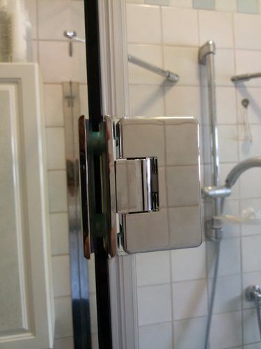 chiusura porta della doccia
