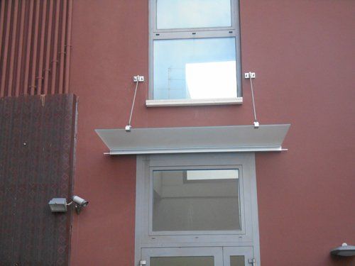 pensilina in una costruzione rossa