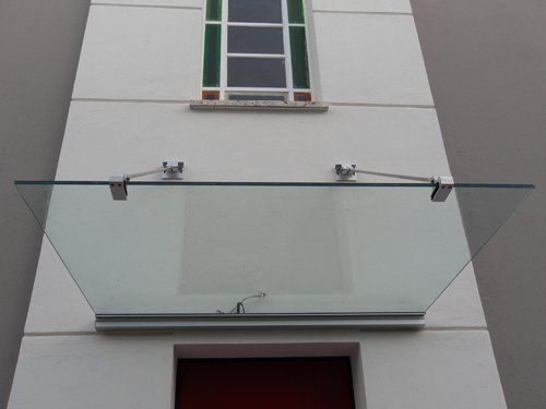 pensilina in una costruzione bianca