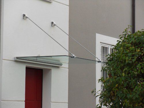 vista laterale di una pensilina