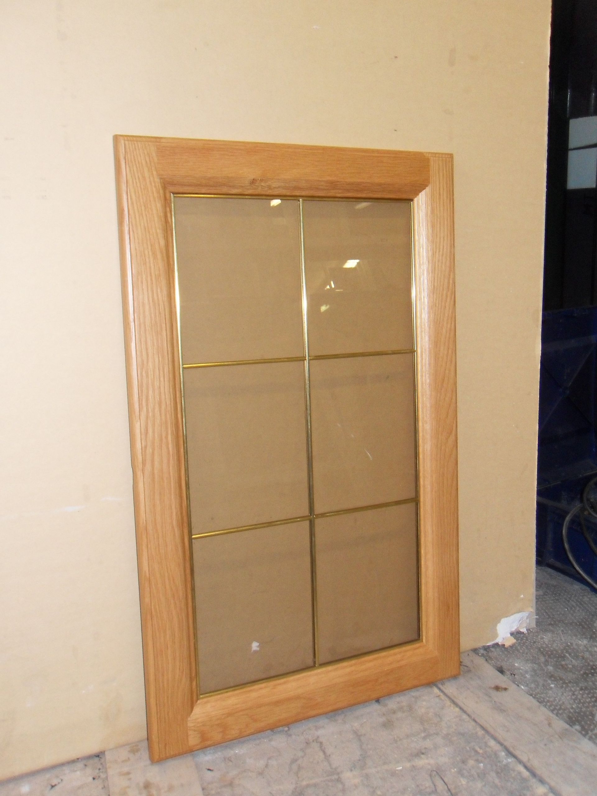 finestra in legno con protezione in vetro