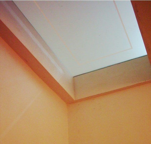 soffitto bianco con pareti arancioni