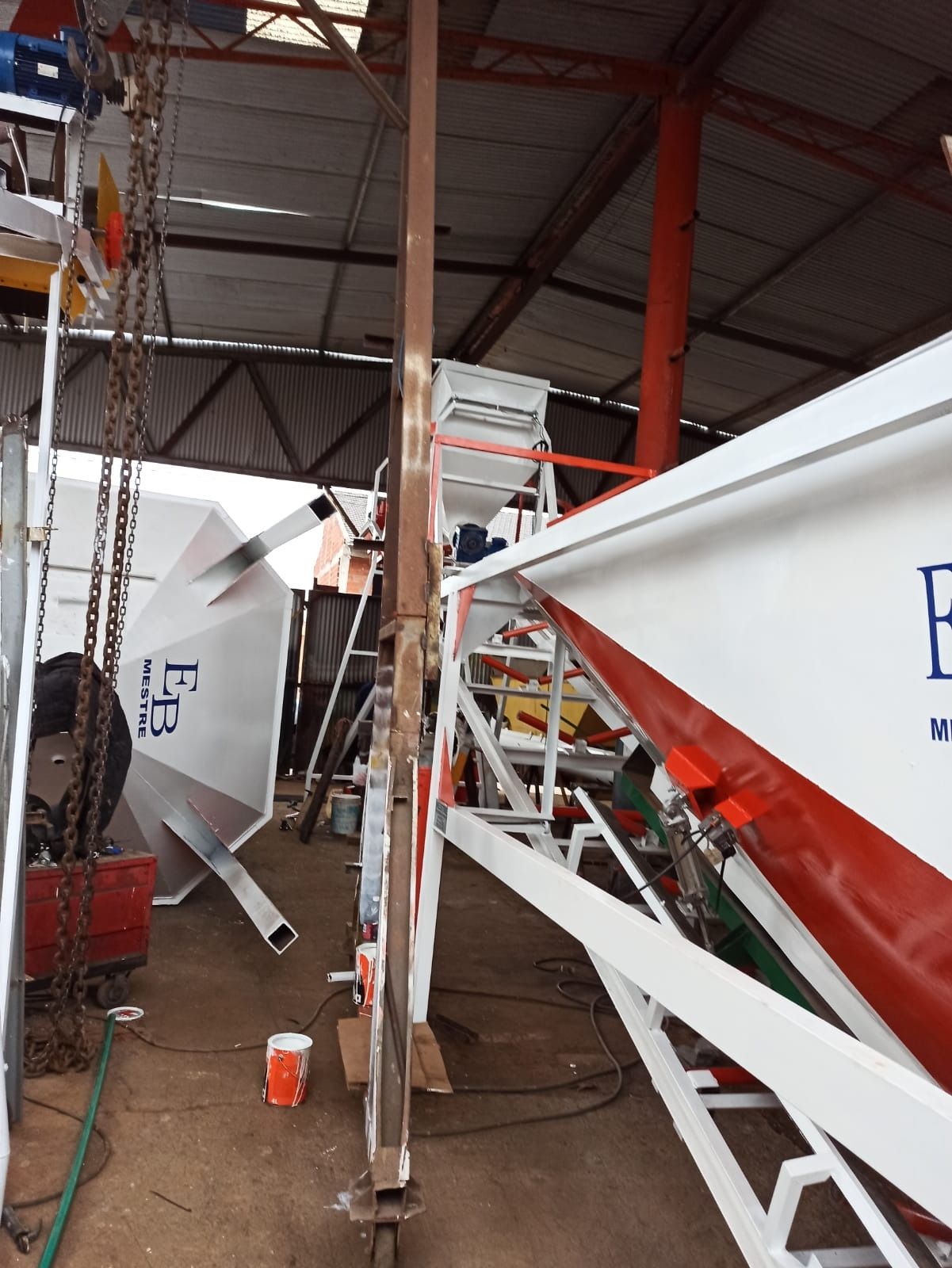 Un barco que tiene la letra f