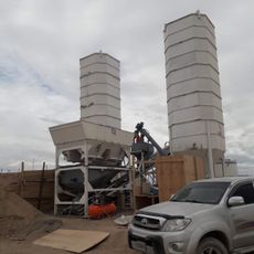 Una gran planta de hormigón con muchas cintas transportadoras y maquinaria.