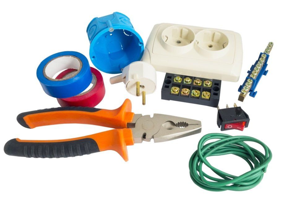 Utensili e forniture elettriche, tra cui pinze, nastro adesivo, prese e fili.