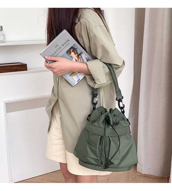 韓版潮款超輕量皺褶水桶包