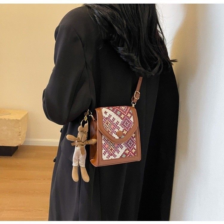 民族風質感斜挎手機包 高級感民族風斜挎手機包(附兔子掛件)