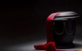 urna nera con fiore rossa
