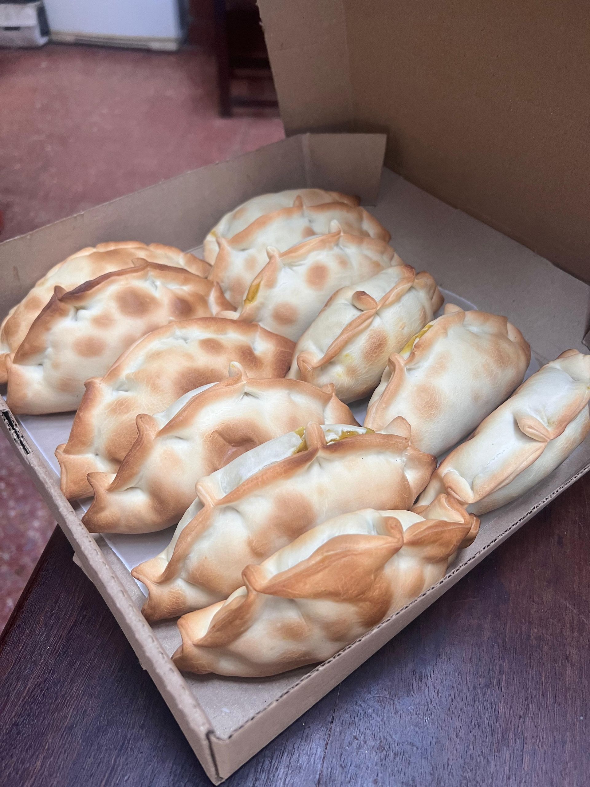 Una caja de pasteles está sobre una mesa.