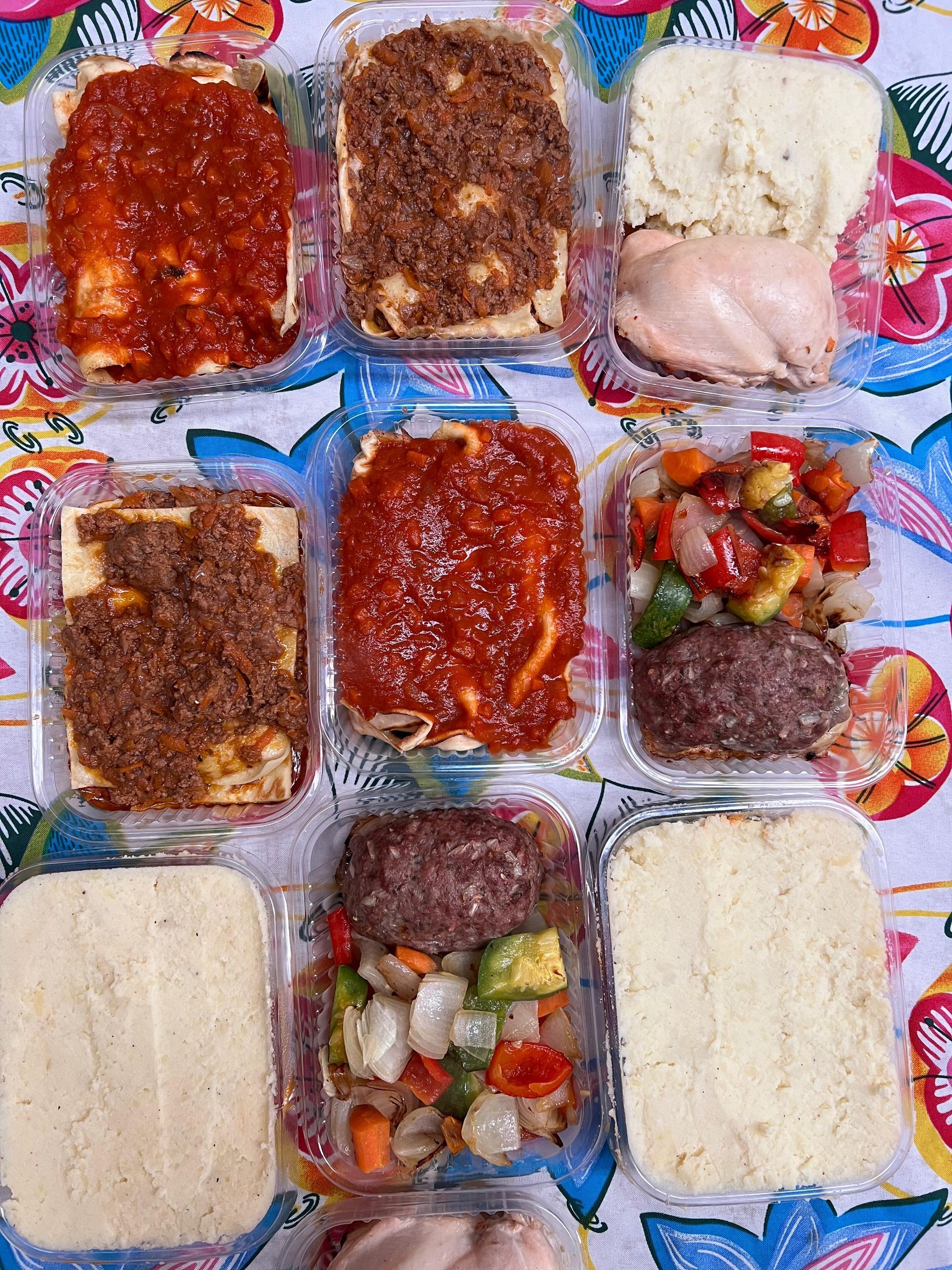 Hay muchos tipos diferentes de alimentos en recipientes de plástico sobre la mesa.