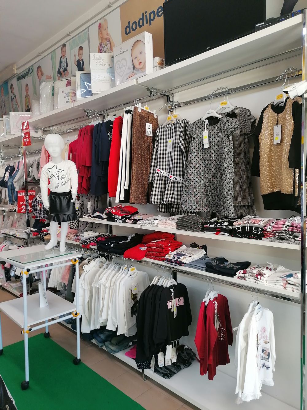 negozio di abbigliamento per ragazzi da 0 a 16 anni