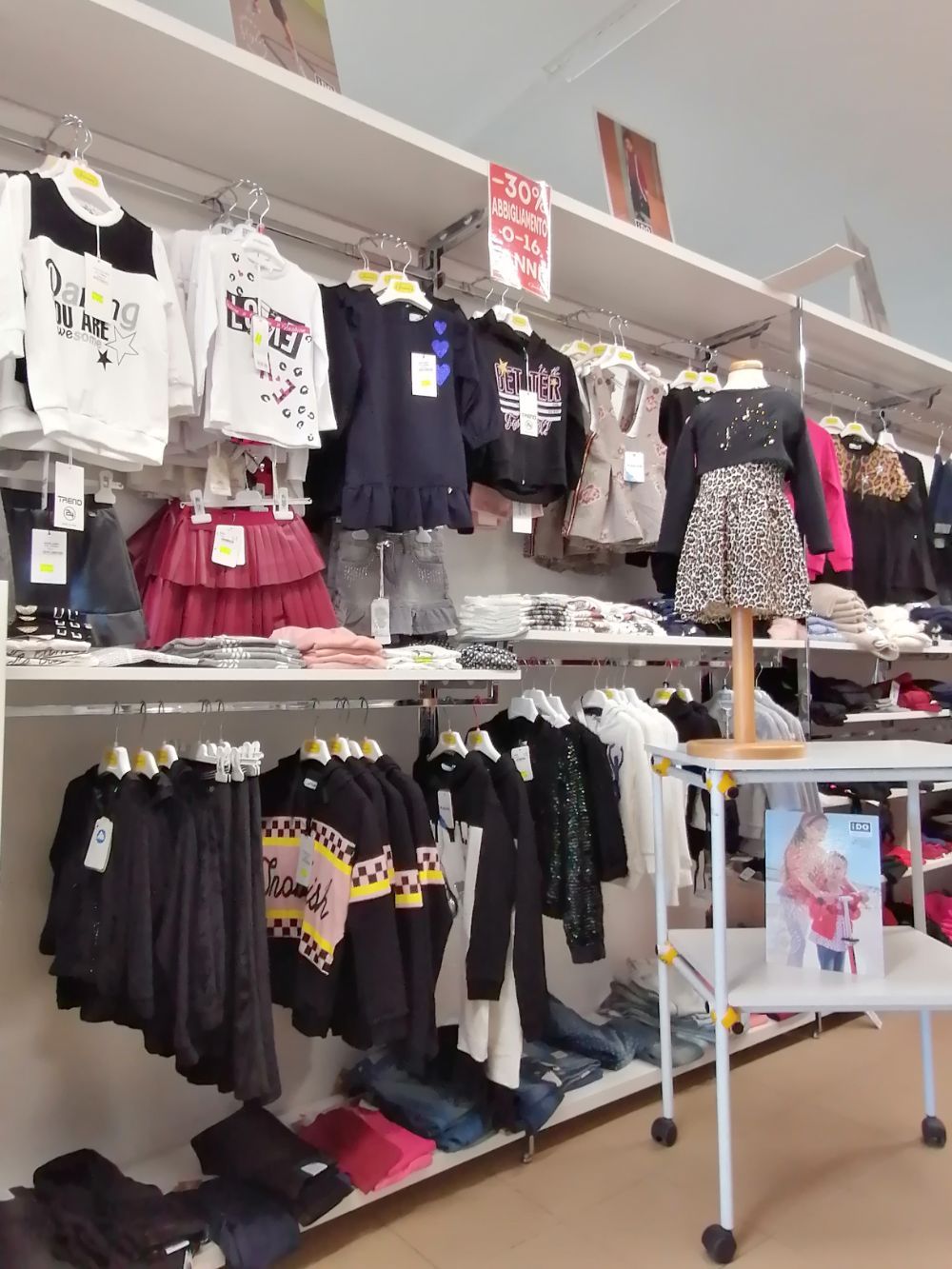 vendita di capi di abbigliamento per bambini e ragazzi
