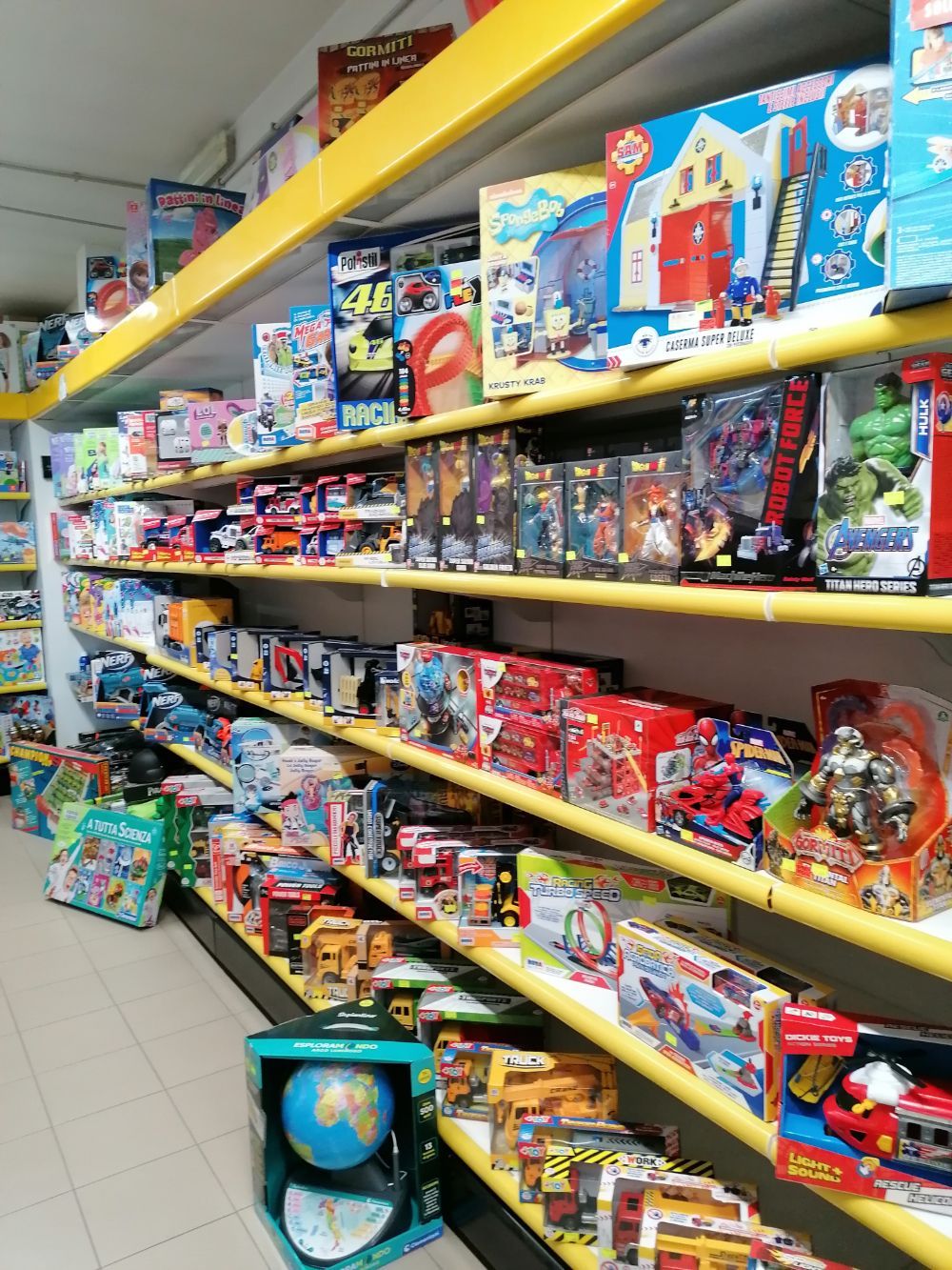 scaffale con giochi per bambini