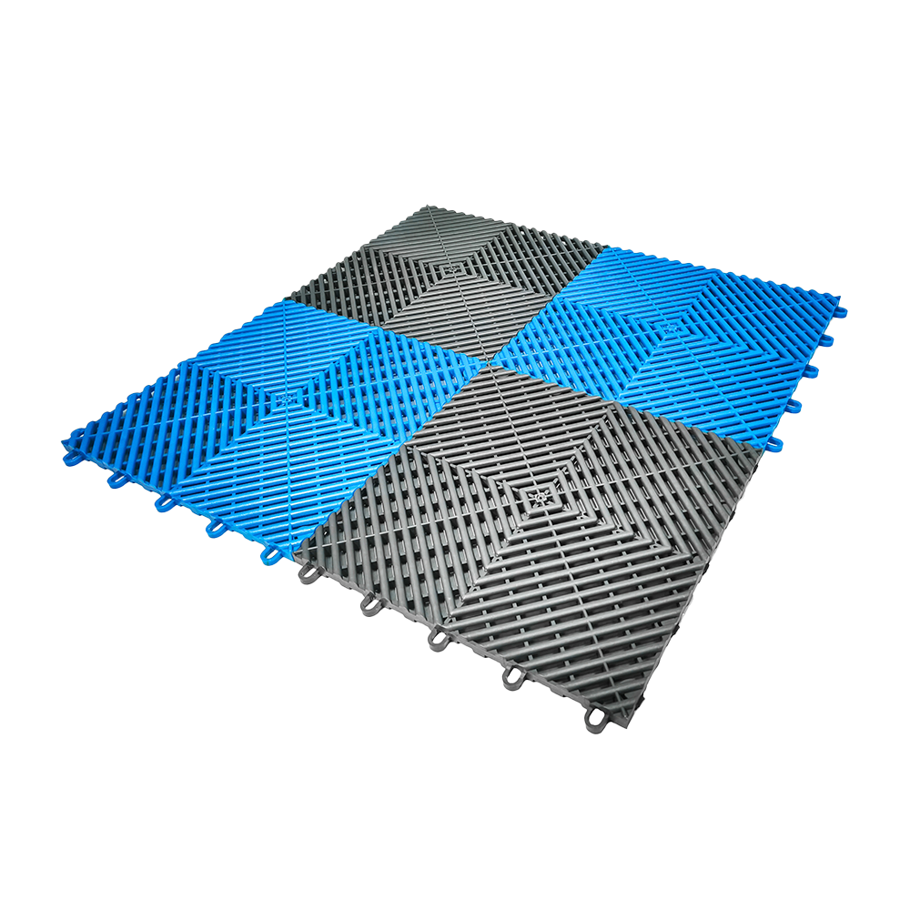 Un azulejo de plástico azul con un patrón diagonal sobre un fondo blanco.