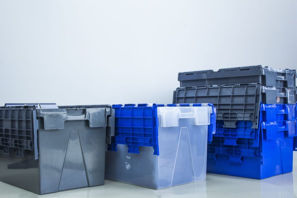 Usos y ventajas de las cajas de plástico para almacenaje