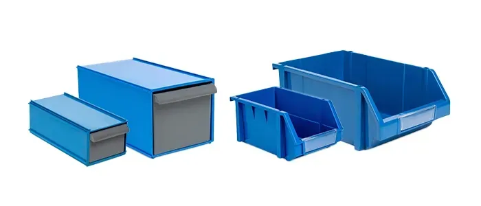 Un contenedor de plástico azul con una etiqueta transparente en el lateral sobre un fondo blanco.