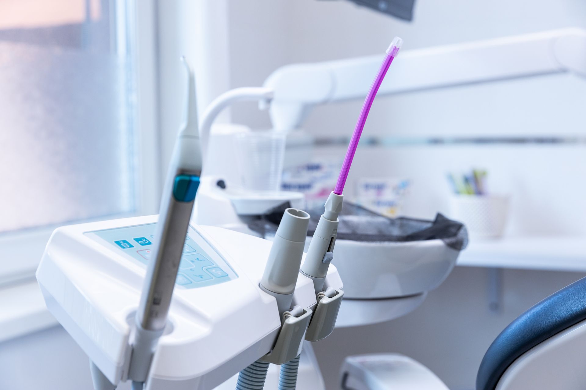 Donna sottoposta a un trattamento per il viso; un medico con guanti blu le esamina il viso in una clinica.