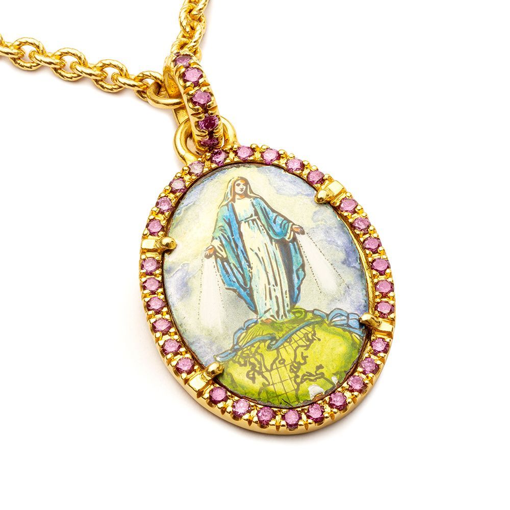 Goldener Halskettenanhänger mit ovalem Gemälde der Jungfrau Maria, umgeben von rosa Edelsteinen.