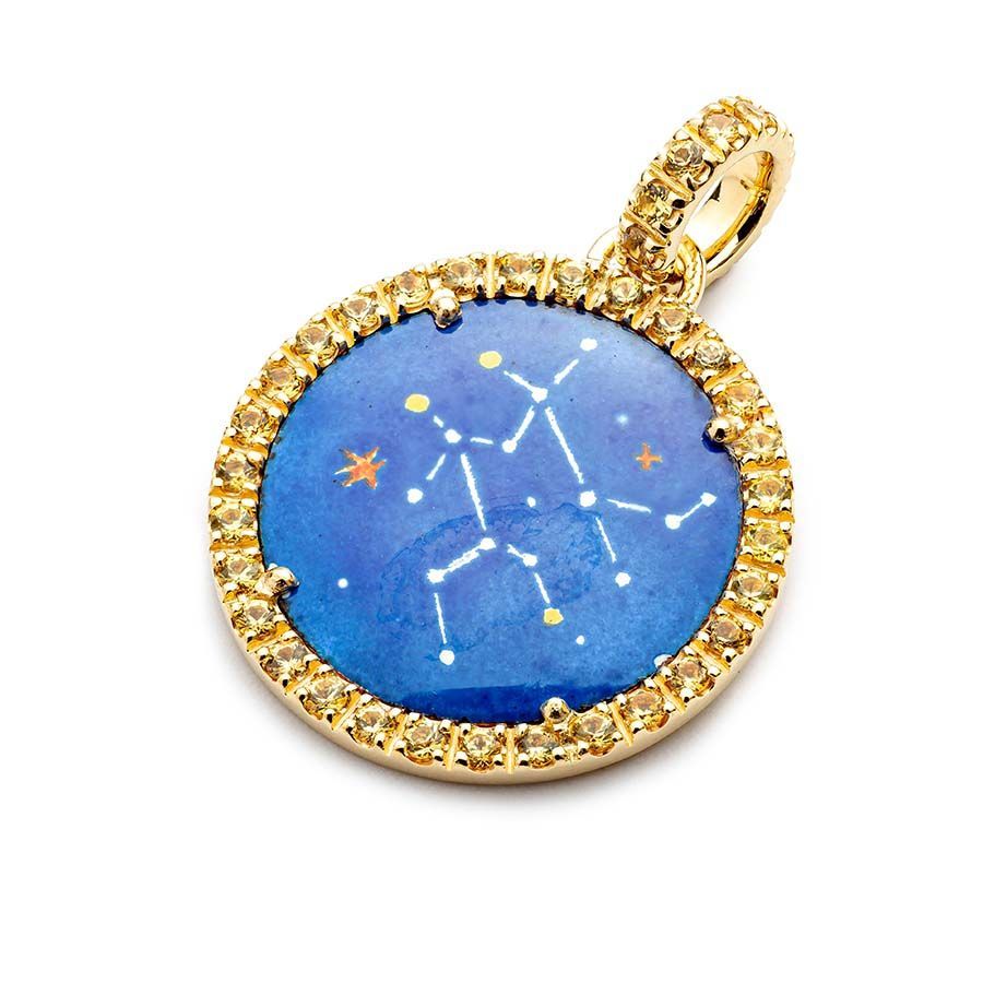 Goldanhänger mit ovalem, lavendelfarbenem Emaille-Mittelteil, Froschmotiv, umgeben von Edelsteinen.