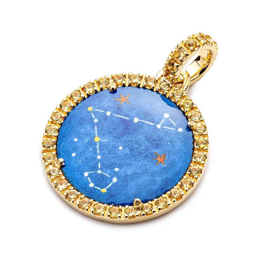 Goldener Anhänger mit blauem Tierkreismotiv, umgeben von gelben Edelsteinen.