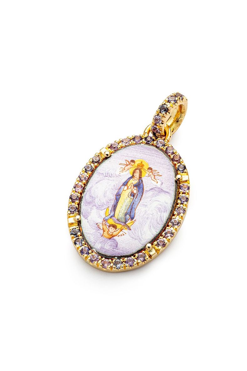 Goldanhänger mit ovalem, lavendelfarbenem Emaille-Mittelteil, Froschmotiv, umgeben von Edelsteinen.