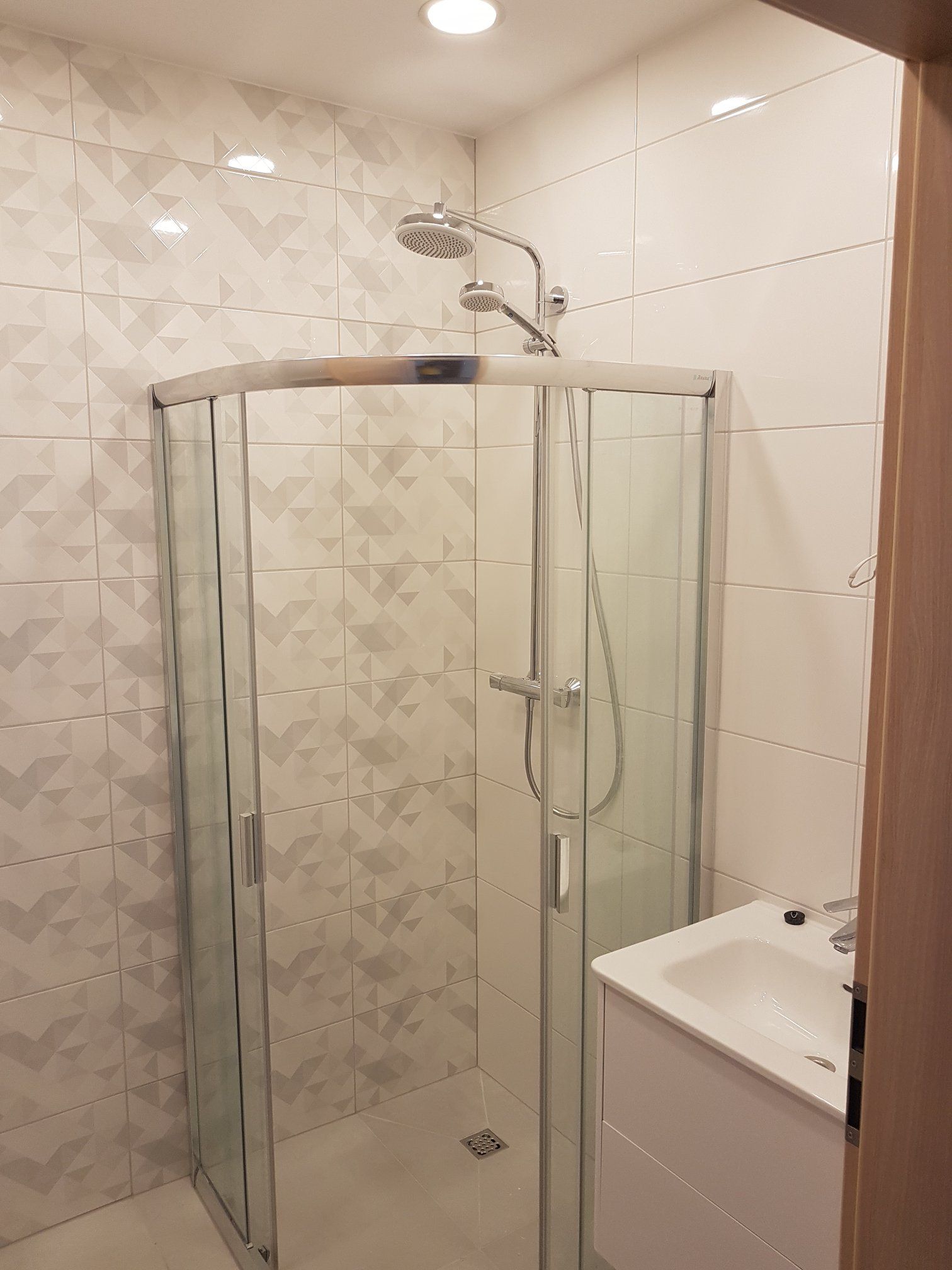 Elektros instaliacijos, santechnikos ir apdailos darbai