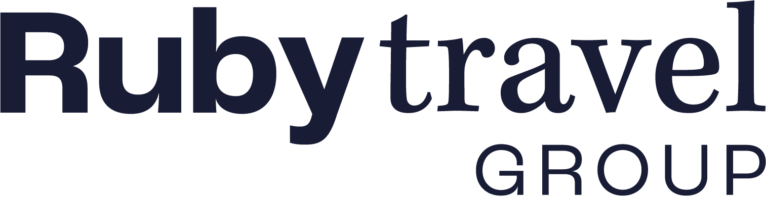 Et logo for Ruby Travel Group vises på en hvid baggrund.