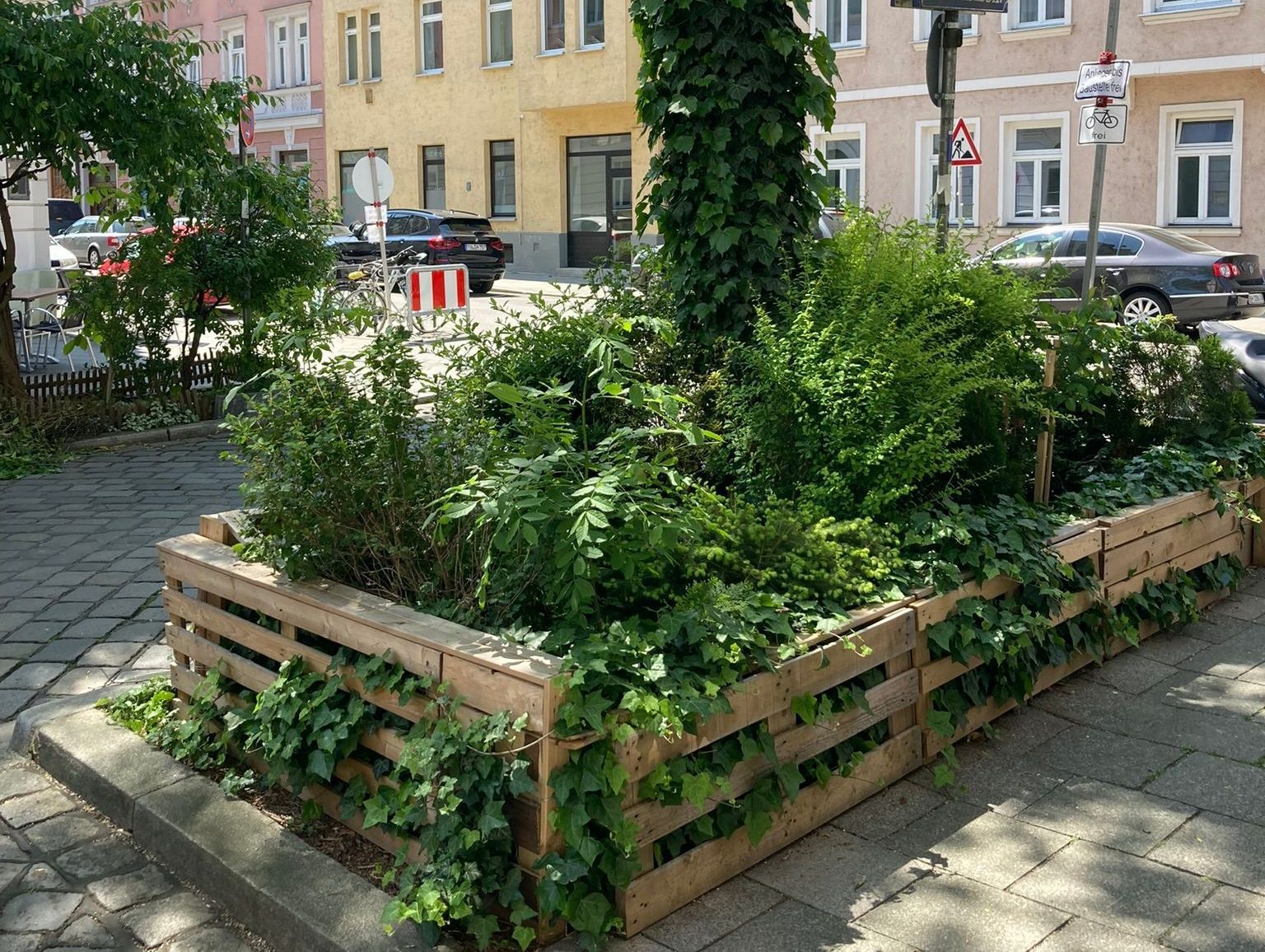 Hochbeete vor der Tür