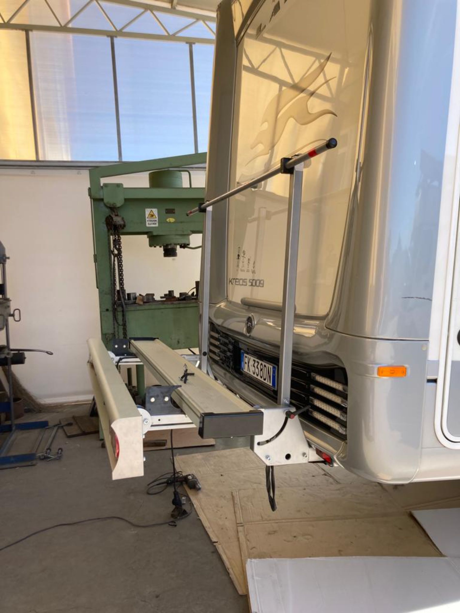 montaggio piedini di stazionamento camper