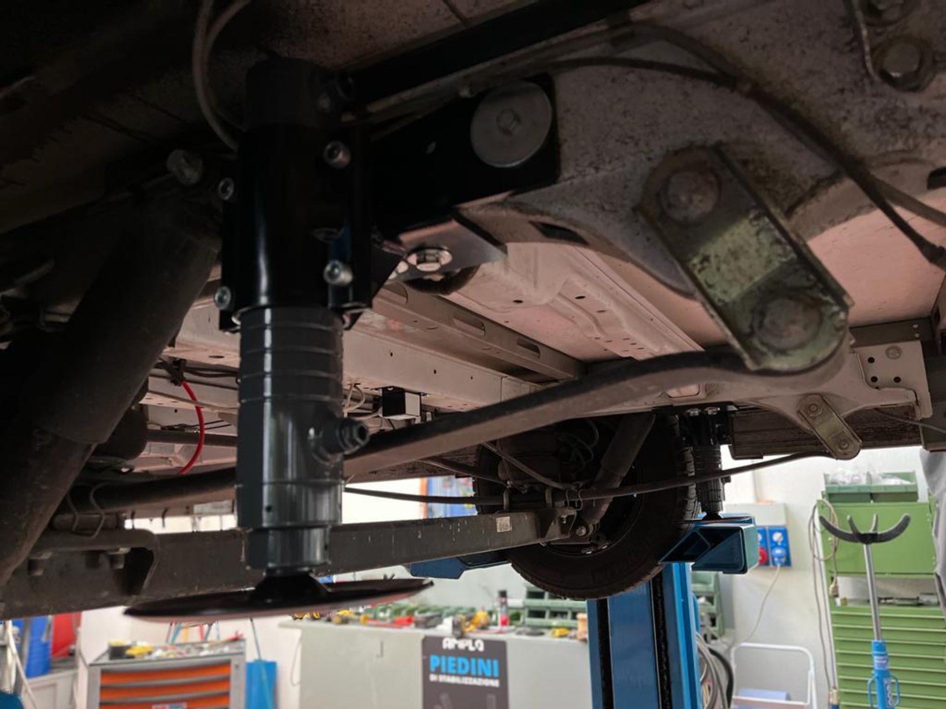 riparazione piedini di stazionamento camper