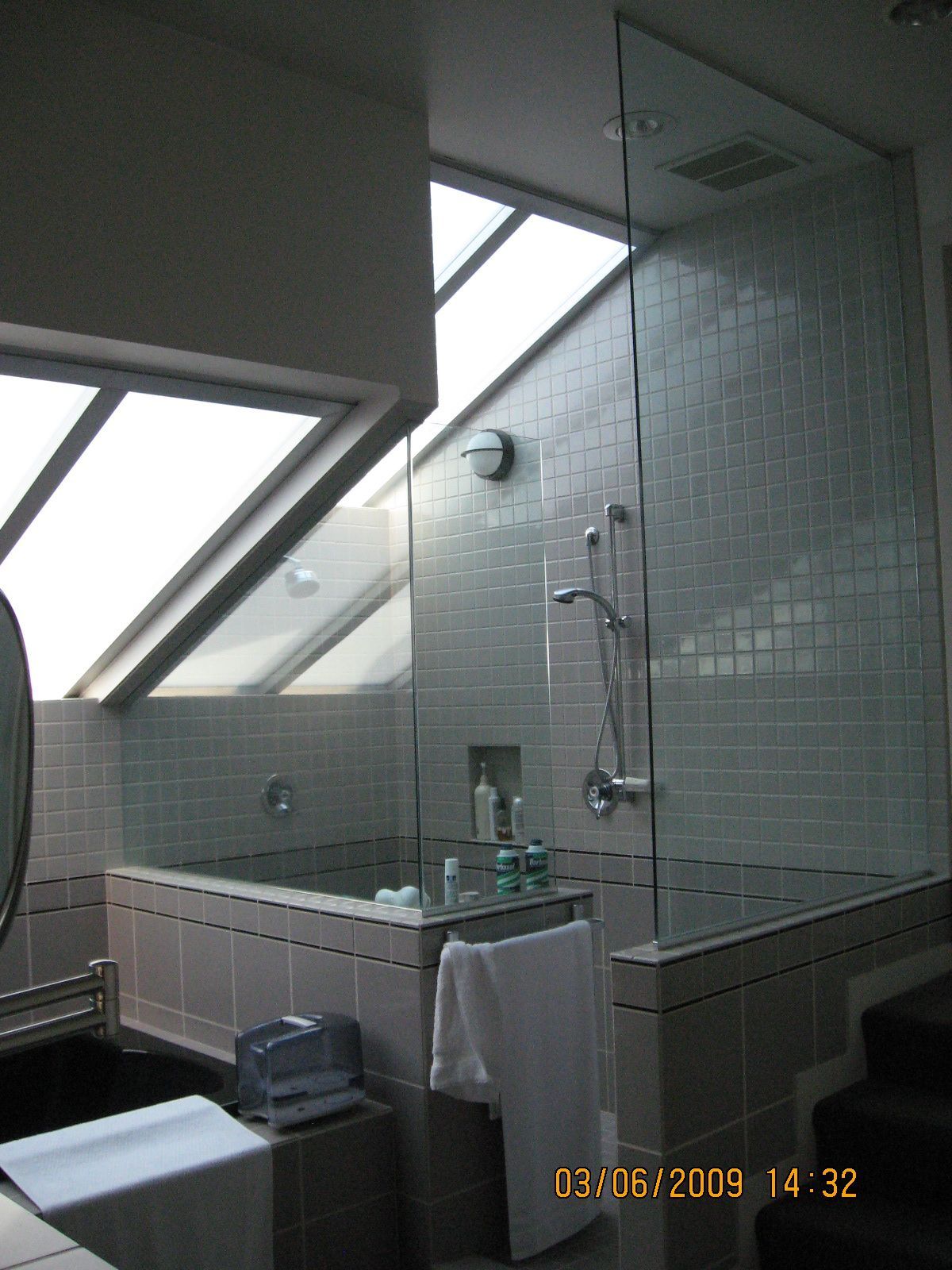 A photo of a bathroom